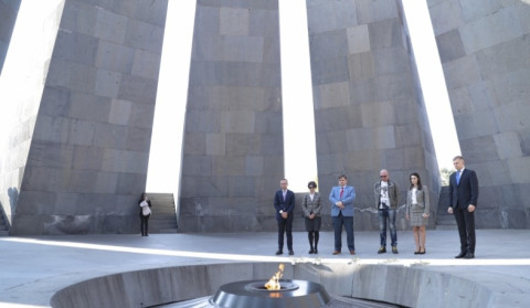 Estoniya-Ermənistan dostluq qrupunun üzvləri Tsitsernakaberd memorial kompleksini ziyarət ediblər