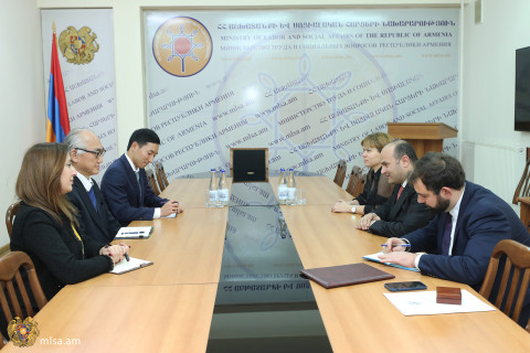 Նարեկ Մկրտչյանը հուշադրամ է հանձնել Հայաստանում դիվանագիտական առաքելությունն ավարտող Ճապոնիայի դեսպանին