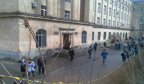 В здании ЕГУ прогремел взрыв, один человек погиб, трое получили ранения