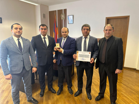 Նարեկ Մկրտչյանը պարգևատրել է Փարաքար համայնքի ղեկավարին՝ ԼՂ-ից բռնի տեղահանված բնակչությանը ցուցաբերած աջակցության համար
