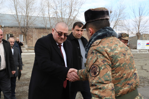 Շիրակի մարզպետն այցելել է զորամաս, ծանոթացել պայմաններին