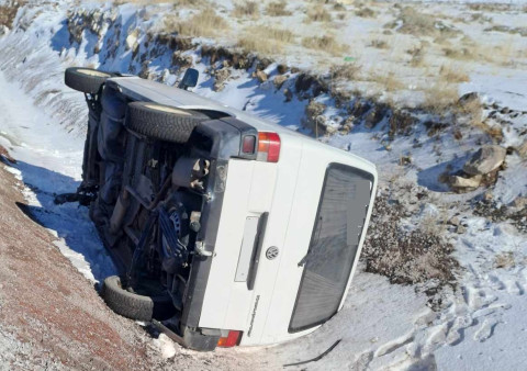 Երևան-Գյումրի ավտոճանապարհին բեռնատարը դուրս է եկել ճանապարհի երթևեկելի հատվածից և հայտնվել փոսում․ ՆԳՆ ՓԾ