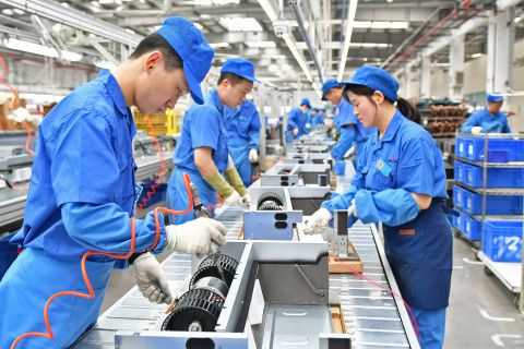 China posts sluggish GDP growth in 2023, population declines again