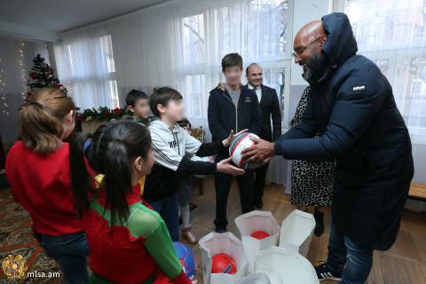 Նարեկ Մկրտչյանը ֆուտբոլիստ Նիկոլա Անելկայի հետ այցելել է «Զատիկ» երեխաների աջակցության կենտրոն