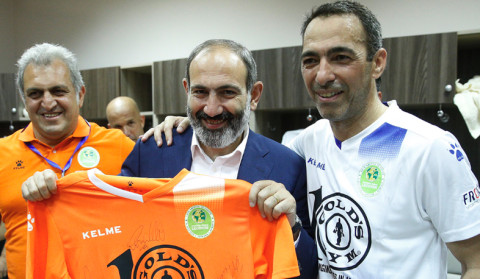 Football legends meet in Republican Stadium