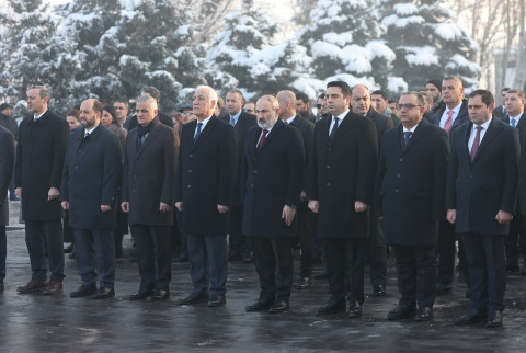 ԶՈՒ կազմավորման 32-րդ տարեդարձի առթիվ Վահագն Խաչատուրյանն այցելել է Եռաբլուր
