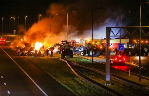 Dutch farmers join Belgians to block border roads