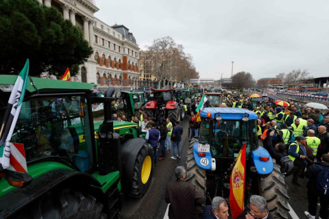 Spanish farmers hold tractor protest in Madrid
