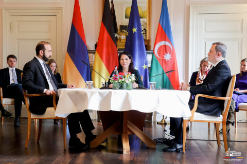 Բեռլինում մեկնարկել է Միրզոյան-Բերբոք-Բայրամով հանդիպումը