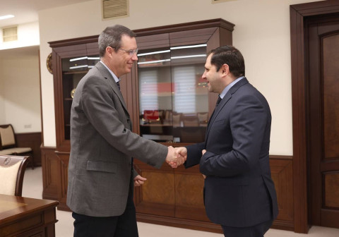 Papikyan Avstriyanın səfiri və hərbi attaşesi ilə əməkdaşlığın inkişaf perspektivlərini müzakirə edib