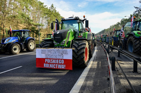 Polish farmer protest blocks roads nationwide