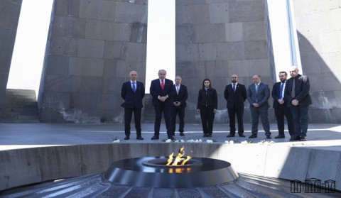 Gürcüstan parlamentariləri Tsitsernakaberd Memorial Kompleksini ziyarət ediblər