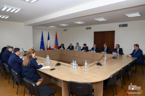 ՀՀ ԱԳ փոխնախարարը և Ժիլբեր-Լյուկ Դըվինազը քննարկել են Հարավային Կովկասում տեղի ունեցող գործընթացները