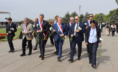 Սենատի Ֆրանսիա-Հայաստան բարեկամական խումբն այցելել է Հայոց ցեղասպանության հուշահամալիր
