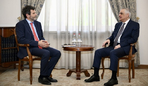 Mher Qriqoryan və AYİB-in regional direktoru Ermənistanda həyata keçirilən proqramların gedişatını müzakirə ediblər