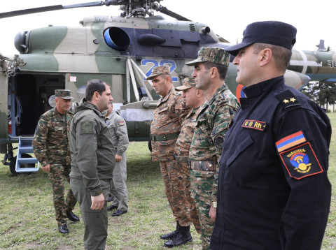 Սուրեն Պապիկյանը այցելել է հարավարևելյան սահմանագոտի, հետևել առաջնագծի կահավորման, մարտական դիրքեր տանող ճանապարհների կառուցման աշխատանքներին