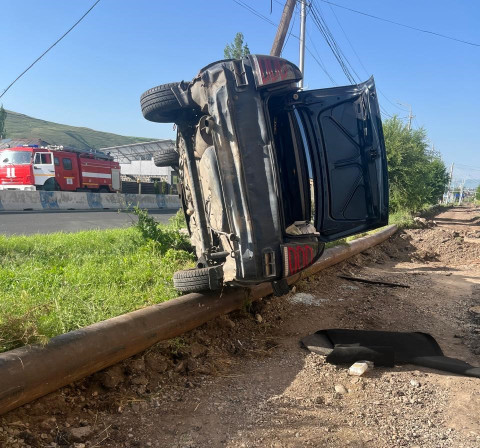 Հրազդան քաղաքում մեքենան բախվել է սյանը և կողաշրջվել. կա տուժած