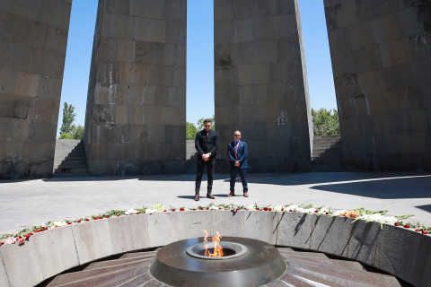 Hollivud aktyoru Joe Manganiello Erməni Soyqırımı Memorialını ziyarət edib