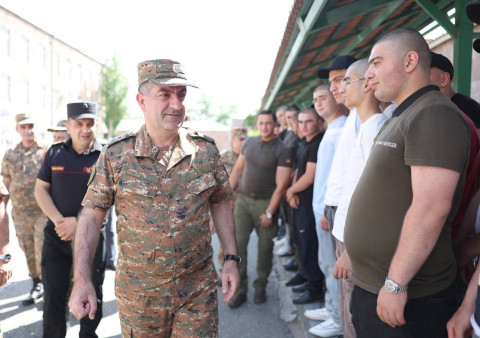 Մեկնարկել է ամառային զորակոչը. ԶՈՒ ԳՇ պետն այցելել է ՊՆ կենտրոնական հավաքակայան