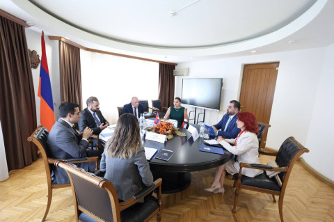 Bütün səylərimiz sabit və inkişaf edən ölkəyə yönəlir: Papoyan Suriya səfirini qəbul edib