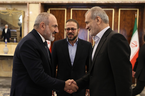 Pashinyan meets with Pezeshkian