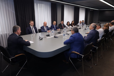 Գնել Սանոսյանը «Հայաերոնավիգացիա» ՓԲԸ-ի աշխատակազմին է ներկայացրել նորանշանակ գլխավոր տնօրենին