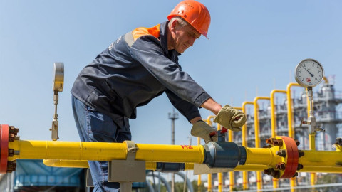 Europe gas buyers near Azerbaijani deal to maintain Ukraine flows
