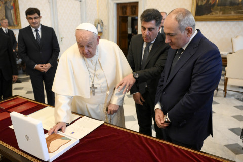 Prime Minister Pashinyan holds private conversation with His Holiness Pope Francis