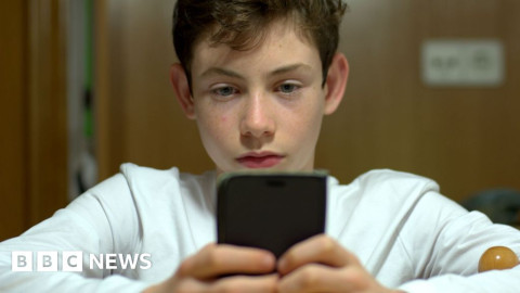 Australia approves social media ban on under-16s