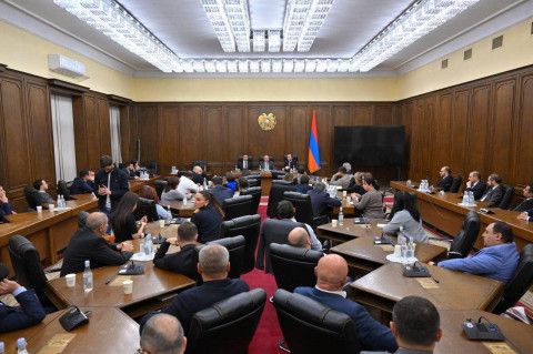 Նիկոլ Փաշինյանը ԱԺ-ում հանդիպել է «Քաղաքացիական պայմանագիր» խմբակցության հետ