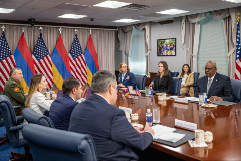 США поддерживают независимость, суверенитет Армении: Ллойд Остин Сурену Папикяну