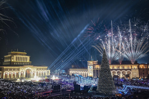 Lights of main Christmas tree were lit in Republic Square: photos