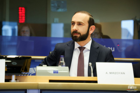 Ararat Mirzoyan Qazaxıstanın xarici işlər naziri ilə ikitərəfli münasibətləri müzakirə