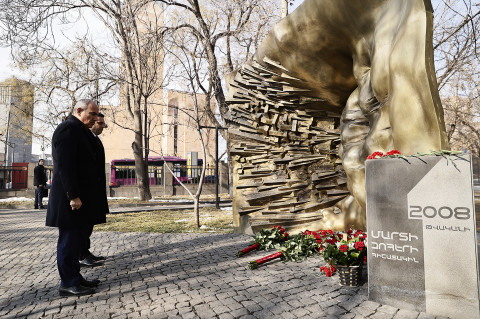 Pashinyan pays tribute to memory of victims of March 1, 2008