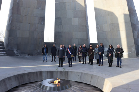 Sent-Etien merinin rəhbərlik etdiyi nümayəndə heyəti Erməni Soyqırımı Memorial Kompleksini ziyarət edib