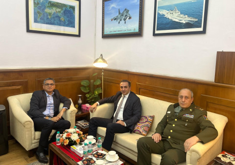 Səfir Afyan Hindistan Müdafiə Nazirliyinin rəsmisi ilə iki ölkənin müdafiə nazirləri arasında razılaşmalar haqqında məsələləri müzakirə edib