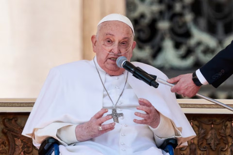 Pope Francis makes surprise first appearance at Vatican after hospital stay