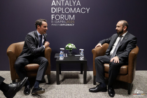 Ararat Mirzoyan və Xavyer Kolomina Ermənistan və Azərbaycan arasında sülh prosesini müzakirə ediblər