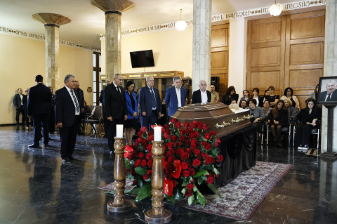 Վարչապետը հարգանքի տուրք է մատուցել Ռադիկ Մարտիրոսյանի հիշատակին