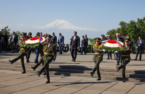 Alen Simonyan, along with President of Armenia and other high-ranking officials, visited Victory Park on occasion of Victory and Peace Day