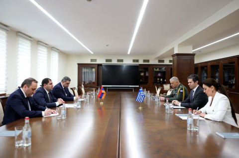 Suren Papikyan Yunanıstanın səfiri ilə müdafiə sahəsində əməkdaşlıq məsələlərini müzakirə edib