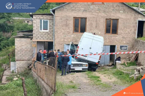 Mercedes-Benz-ը դուրս է եկել երթևեկելի հատվածից և հայտնվել կայանած VAZ-2107 մակնիշի ավտոմեքենայի վրա. կա զոհ