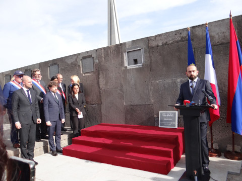 Հայոց ցեղասպանության հուշահամալիրի Հուշապատի ետնամասում տեղի է ունեցել 4000 հայի փրկած ֆրանսիացի Լուի Դարթիժ դյու Ֆուռնեի հուշաքարի հանդիսավոր բացումը