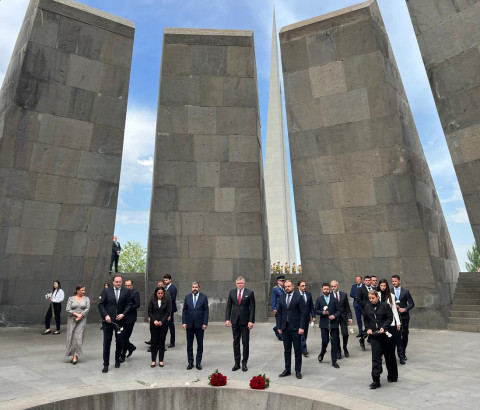 Делегация во главе с Робертом Фицо посетила мемориал Геноцида армян