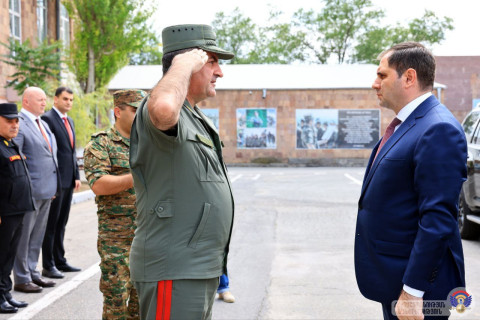 Սուրեն Պապիկյանն այցելել է ՊՆ կենտրոնական հավաքակայան