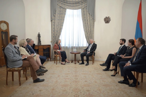 Mher Qriqoryan ER-Aİ əməkdaşlığının əsas gündəm istiqamətlərini Maqdalena Qronoya təqdim edib