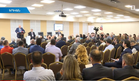 185 Armenian business executives arrive in Armenia