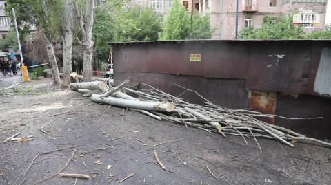 Փրկարարներն իրականացնում են քամու հետևանքով տապալված և կոտրված ծառերի մասնատման, հեռացման աշխատանքներ
