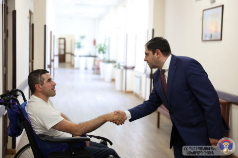 Սուրեն Պապիկյանը հանդիպել է «Զինվորի տանը» բուժում ստացող՝ հաշմանդամություն ունեցող զինծառայողներին