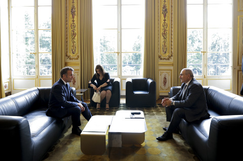 Pashinyan, Macron exchange views on issues of regional importance at Élysée Palace